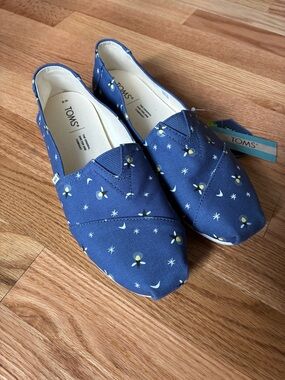 TOMS Navy Canvas Slip-On Shoes with Fireflies Print size 8